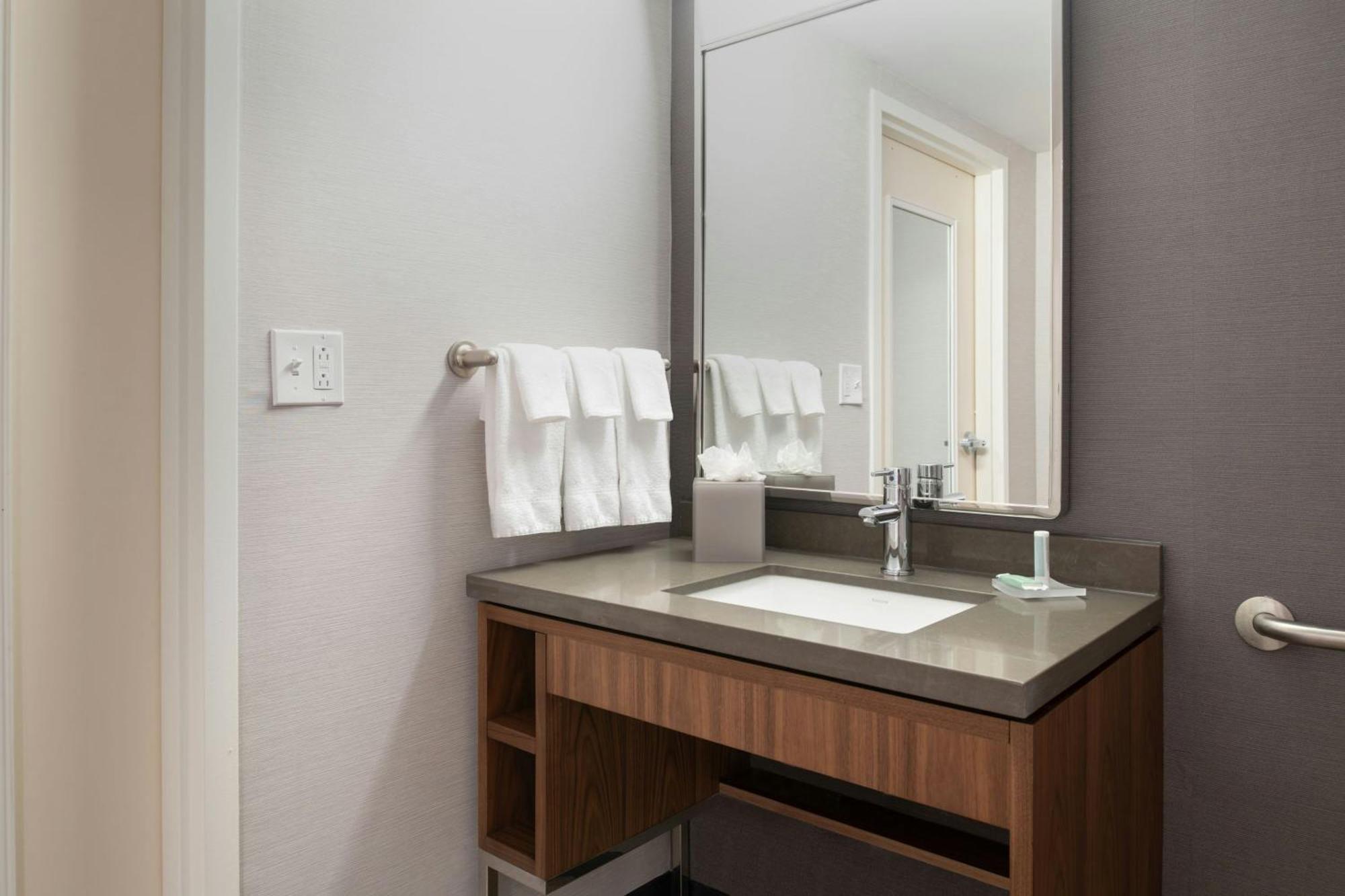 Courtyard By Marriott Providence Lincoln Hotell Exteriör bild