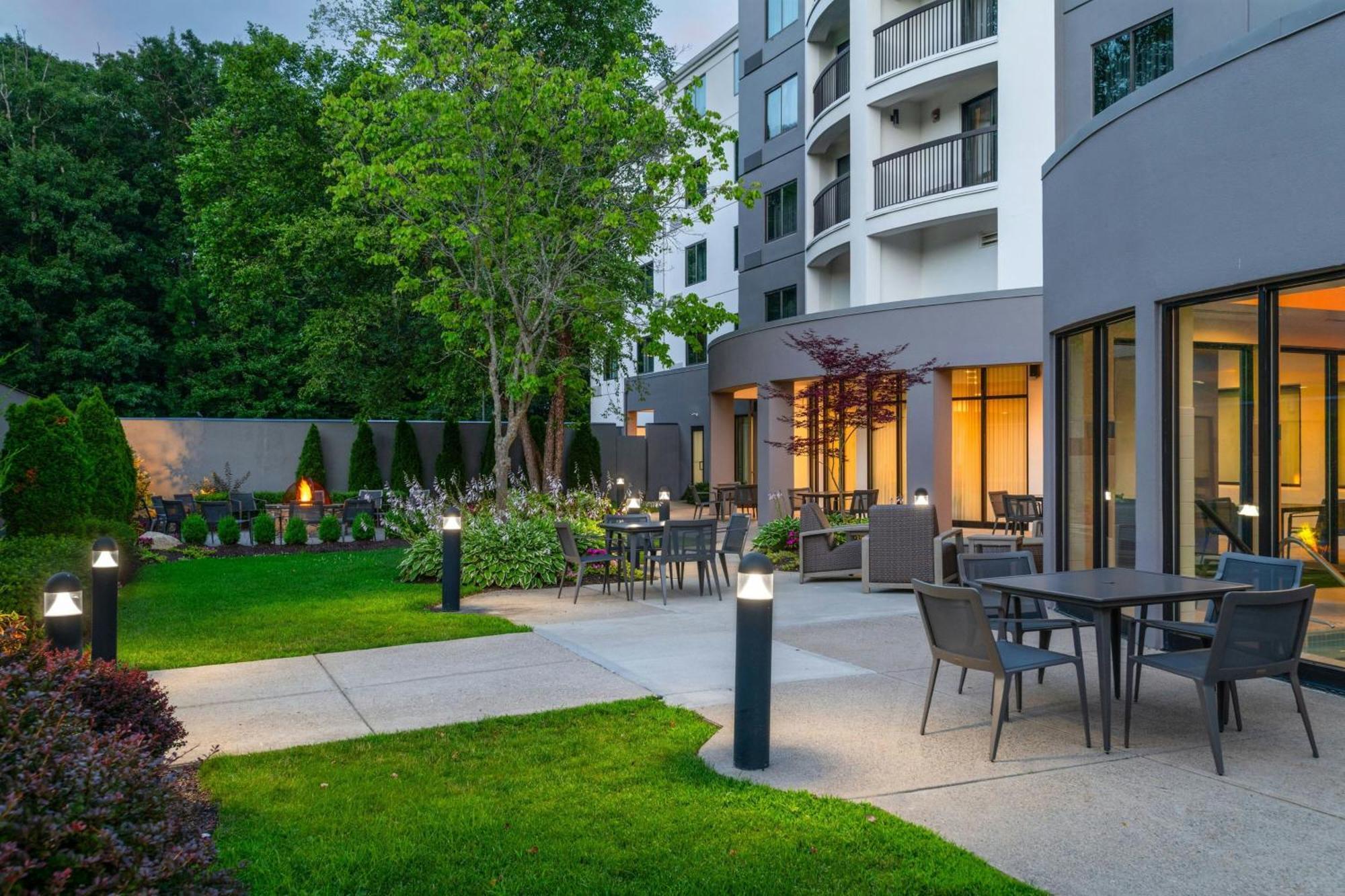 Courtyard By Marriott Providence Lincoln Hotell Exteriör bild