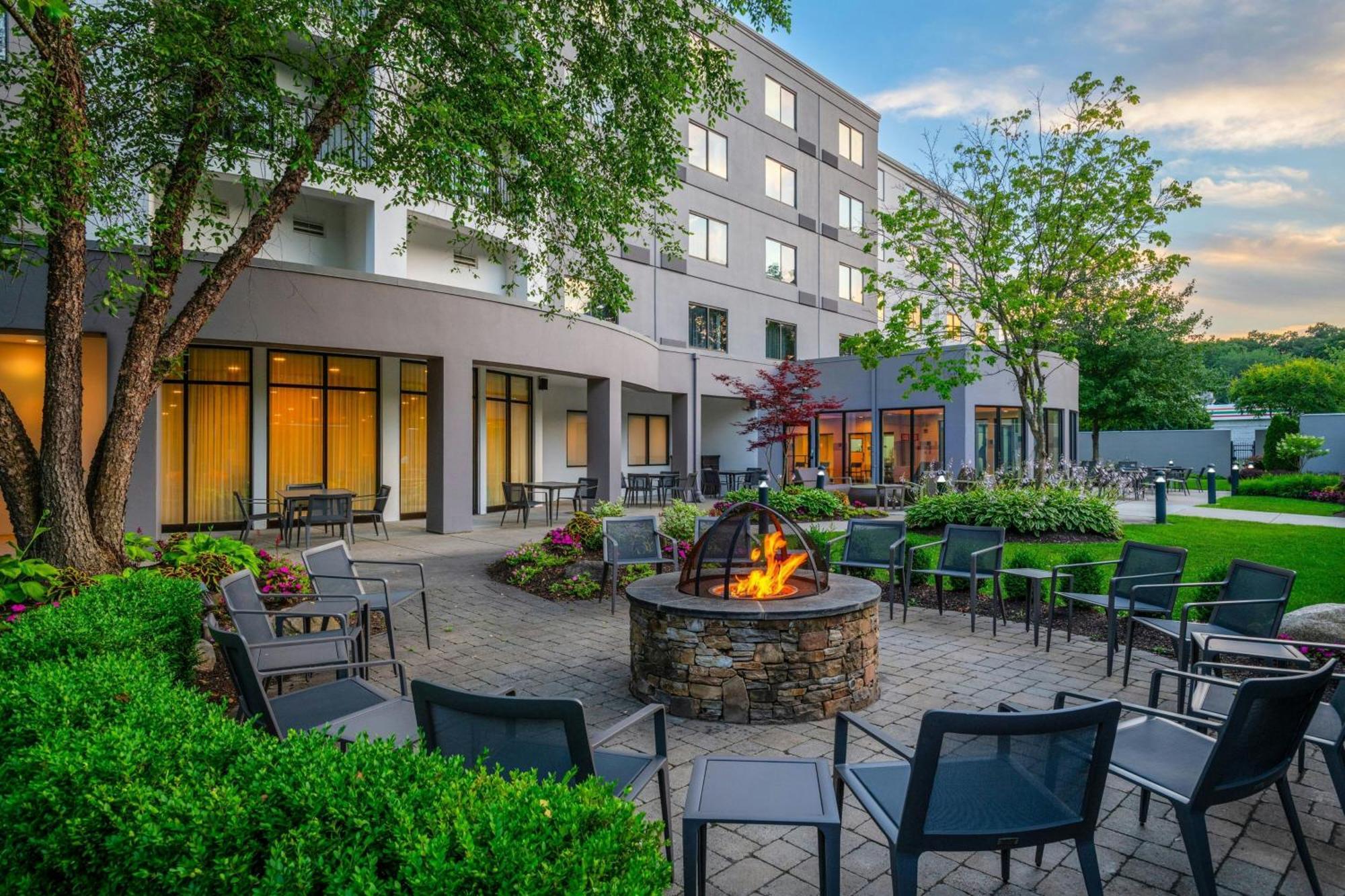 Courtyard By Marriott Providence Lincoln Hotell Exteriör bild